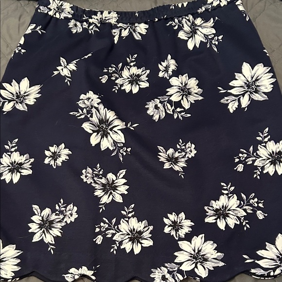 Skies Are Blue Floral Mini Skirt in Navy and White - Picture 6 of 9